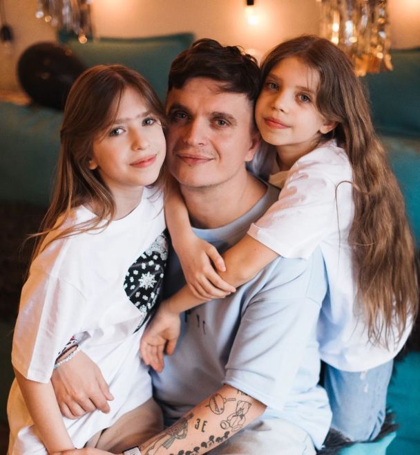 Анатолій Анатоліч з доньками / © instagram.com/anatoliyanatolich