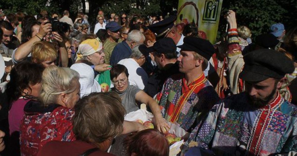 В черзі за безкоштовними яблуками утворилася масова тиснява.