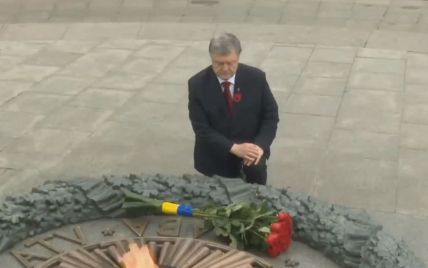 Лидеры Украины во главе с президентом возложили цветы к могиле Неизвестного солдата