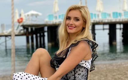 В гороховом платье и на шпильках: Ирина Федишин в романтическом образе покаталась на качелях на пляже