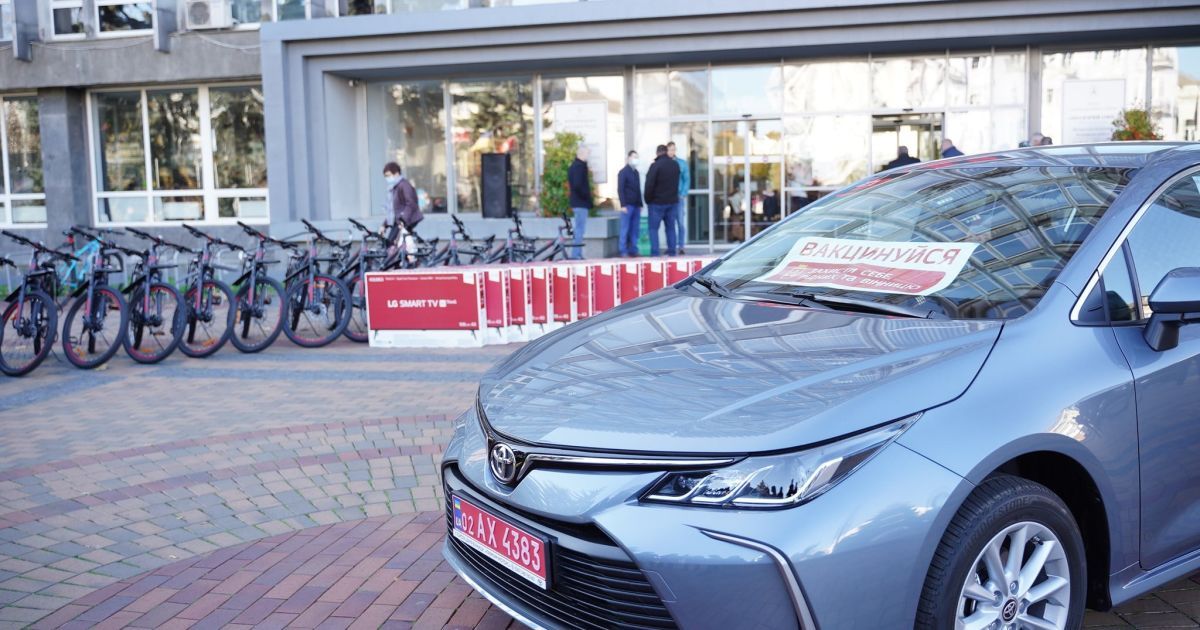 Случайная жеребьевка: в Виннице сын судьи выиграл автомобиль от городского совета за вакцинацию