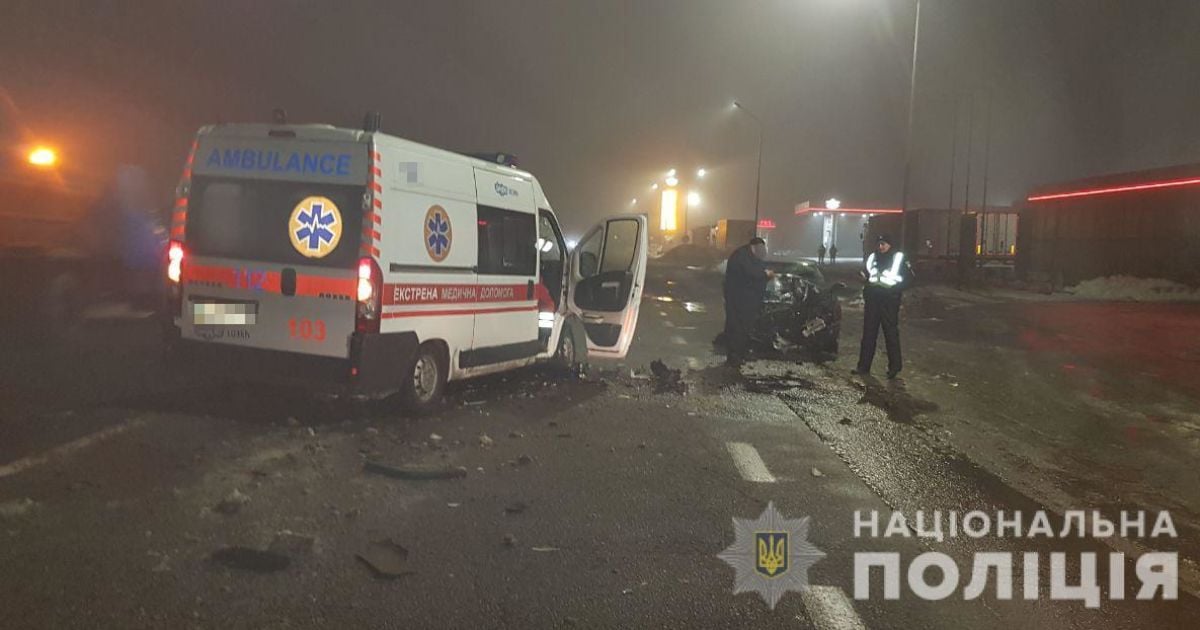 Капоти обох автівок розчавило, а водій легковика був п'яним: подробиці смертельної ДТП зі "швидкою"