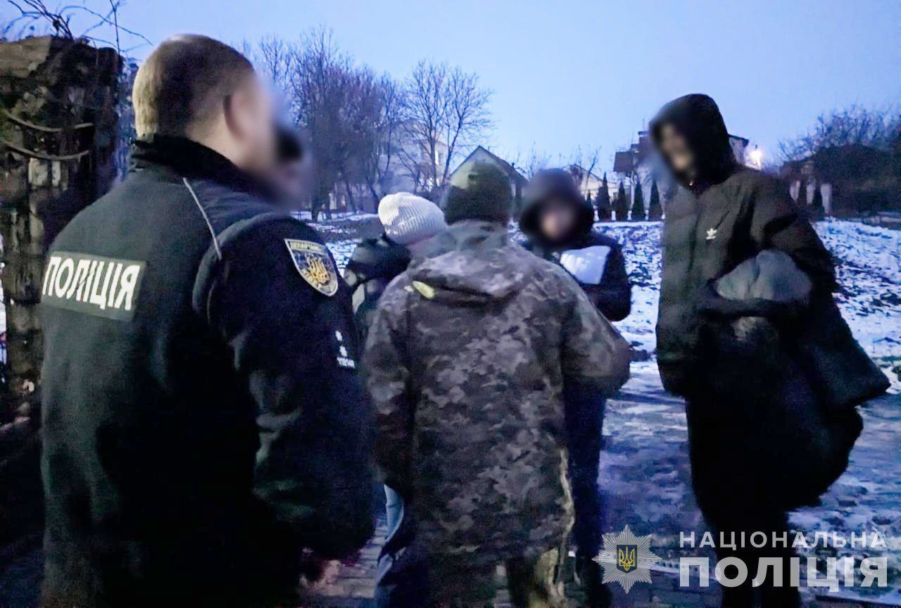 Поліція проводить понад 200 обшуків через незаконний виїзд за кордон військовозобов’язаних / Фото: Нацполіція України / ©