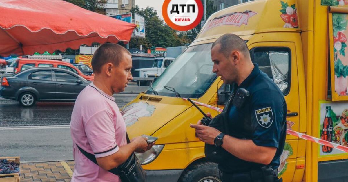 В Киеве возле метро продавец шаурмы ножом пырнул клиента