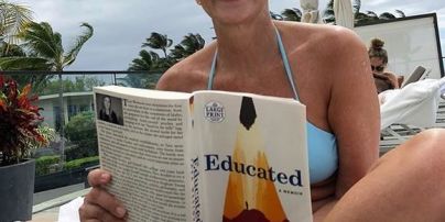 В голубом бикини и с книгой: Шерон Стоун наслаждается отдыхом