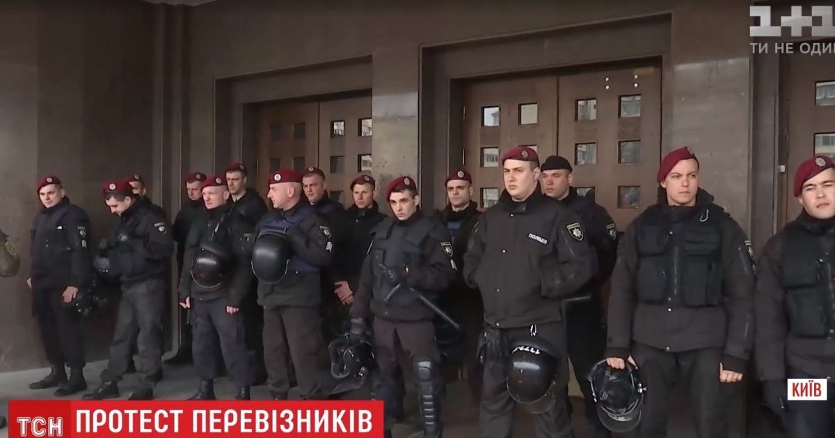 Пристрасті у Києві: під обладміністрацією водії маршруток потіснили поліцію і Нацгвардію