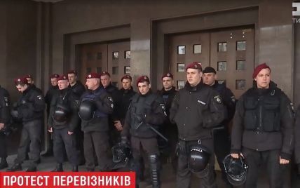 Страсти в Киеве: под обладминистрацией водители маршруток потеснили полицию и Нацгвардию