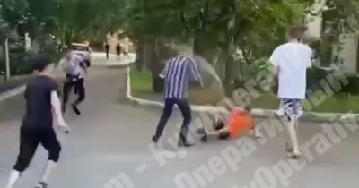 Били ногами і заливали з балончика: в Києві натовп підлітків напав на дідуся