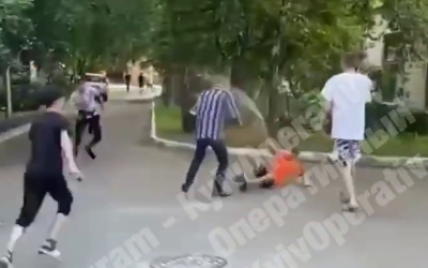Били ногами і заливали з балончика: в Києві натовп підлітків напав на дідуся