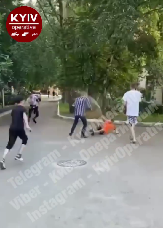 Били ногами и заливали из баллончика: в Киеве толпа подростков напала на дедушку