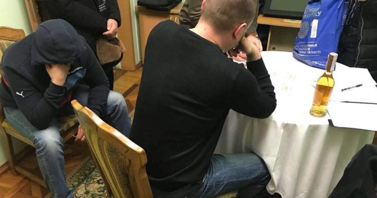 Руководителя николаевского аэропорта поймали на взятке: он предлагал 2,5 млн грн главе области