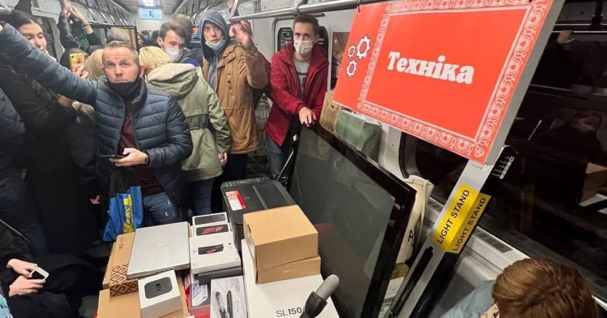 У вагонах київського метро робили манікюр та торгували овочами і смартфонами