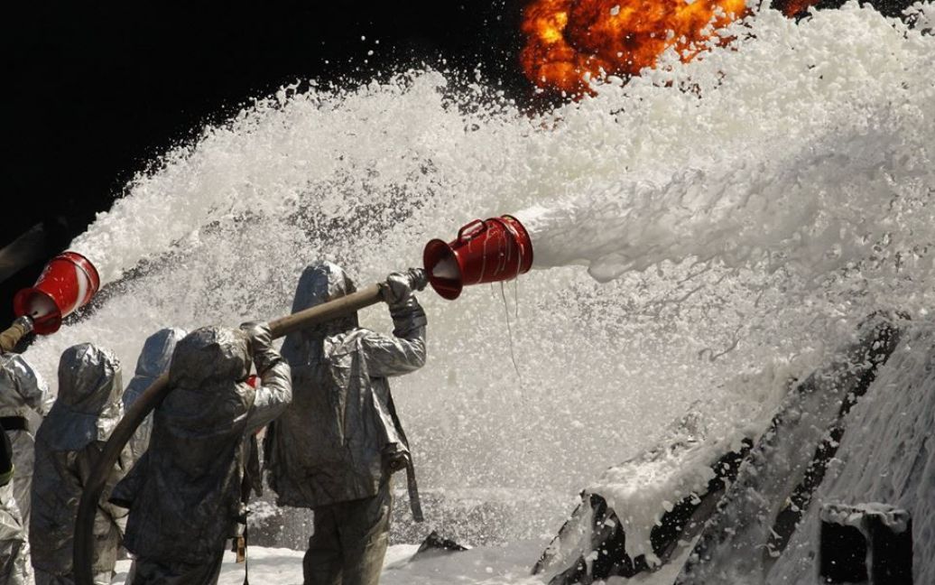 Пожарные пытаются потушить огонь / © facebook.com/MNS.GOV.UA