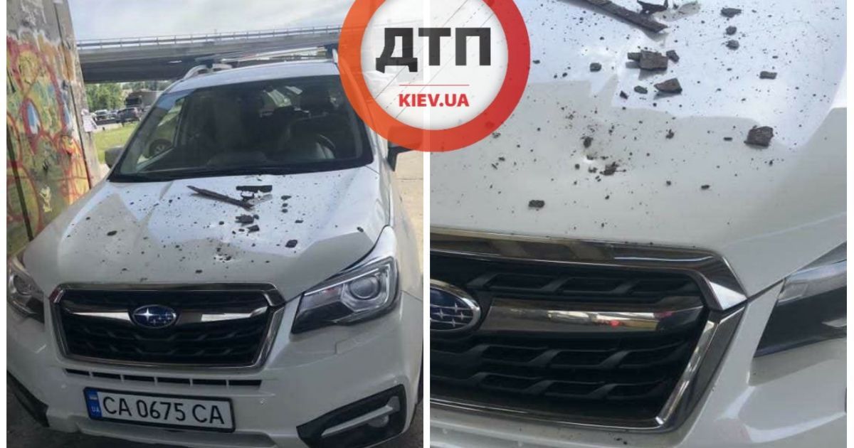 "Я втомився, я впаду": в Мережі з'явилися світлини шматків Південного мосту, які падають на машини