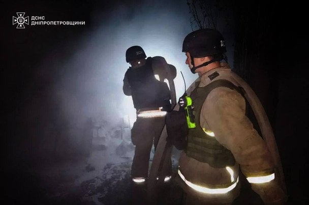 Ліквідація пожежі після атаки на Дніпропетровську область / © ДСНС