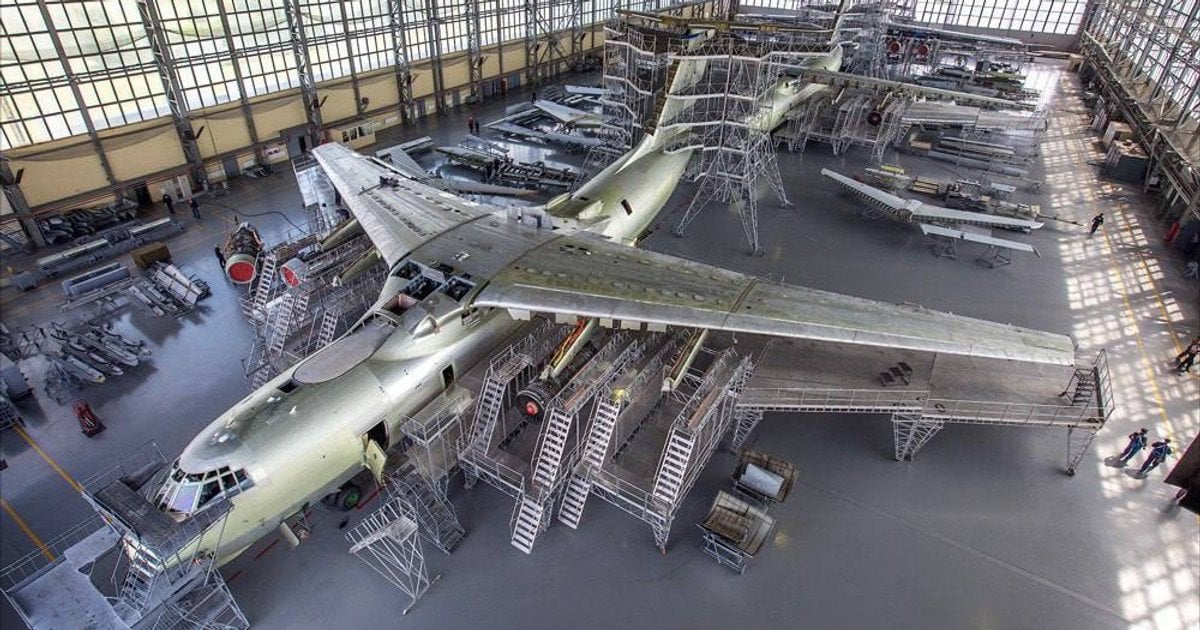 Російський літак на авіаремонтному заводі