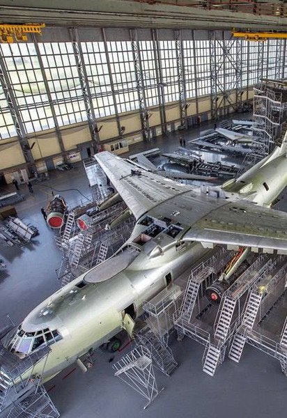 Российский самолет на авиаремонтном заводе