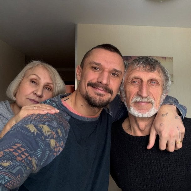 Тарас Цимбалюк із батьками / © instagram.com/taras.tsymbaliuk