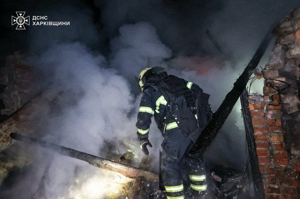 Влучання ворожого безпілотника сталося у житловий будинок у місті Богодухів. / © ДСНС