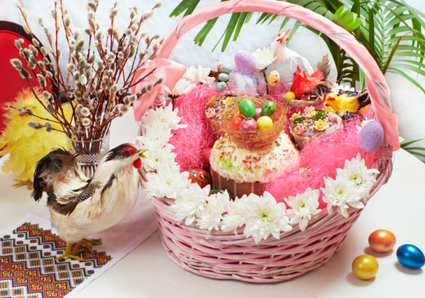 Паска на великодньому столі