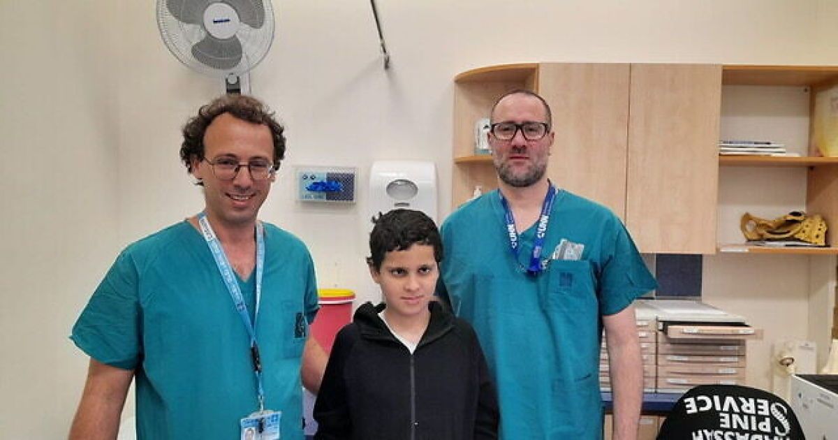 Сулейман Хассан с медиками / Фото: Hadassah Medical Center