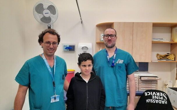 Сулейман Хассан с медиками / Фото: Hadassah Medical Center