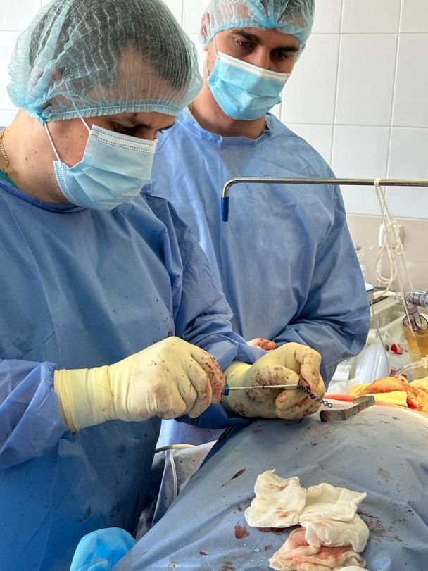 Медики зробили пацієнтові нову щелепу з його власного ребра. Фото: Чернівецька обласна клінічна лікарня