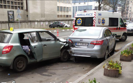 В Киеве таксист уснул за рулем и совершил ДТП: погибла женщина-пассажир