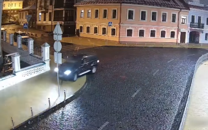 В Киеве пьяный водитель разъезжал по столичным улицам на авто без шин: появилось видео