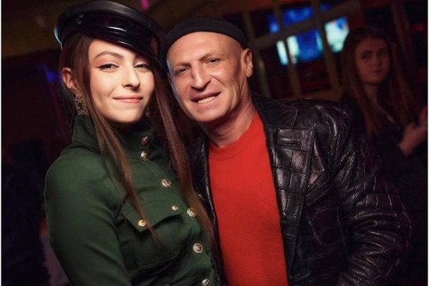 Донька Олі Полякової показала батька на пляжі без фірмової шапки і привітала його з важливим святом