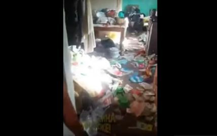 "Зате з Інтернетом": співробітник фірми-провайдера шокувався завалами сміття у квартирі, де живе маленька дитина у Мелітополі (відео)