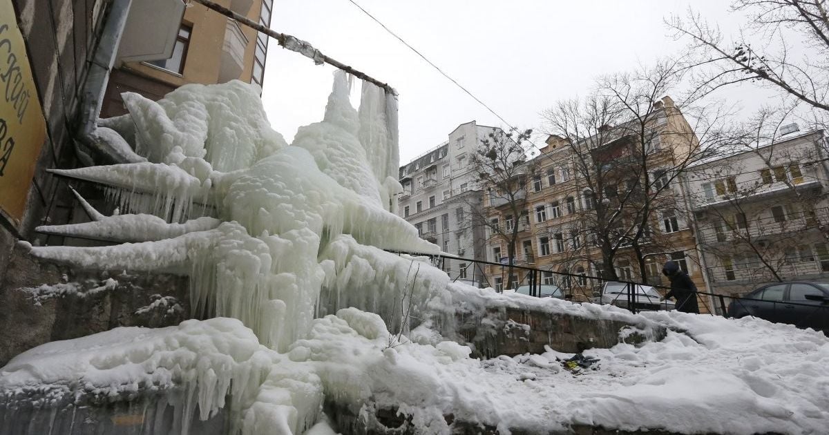 Ледяной "водопад" в Киеве. В центре Киева, на улице Ивана Франко киевляне смотрят на семиметровую глыбу льда, которая образовалась здесь из-за прорыва изношенной трубы.