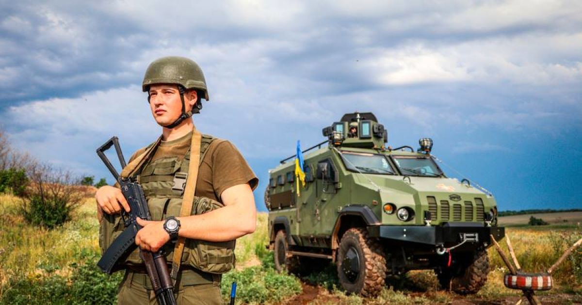 С оружием или на диване. Соцопрос определил, как украинцы готовы защищать свою страну