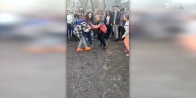 У Чернігові підлітки жорстоко побили двох школярок на очах у дорослих