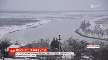 Рятуючи дітей з крижаного озера, жінка сама втрапила в ополонку