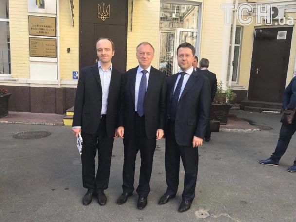 Фото з синами за кілька хвилин до рішення суду / © Фото Ольги Василевської/ТСН