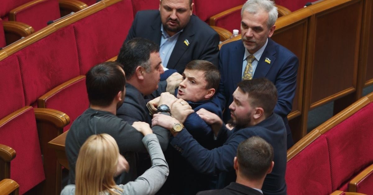 У Раді закрили останнє засідання 2016 року після чергової бійки між депутатами