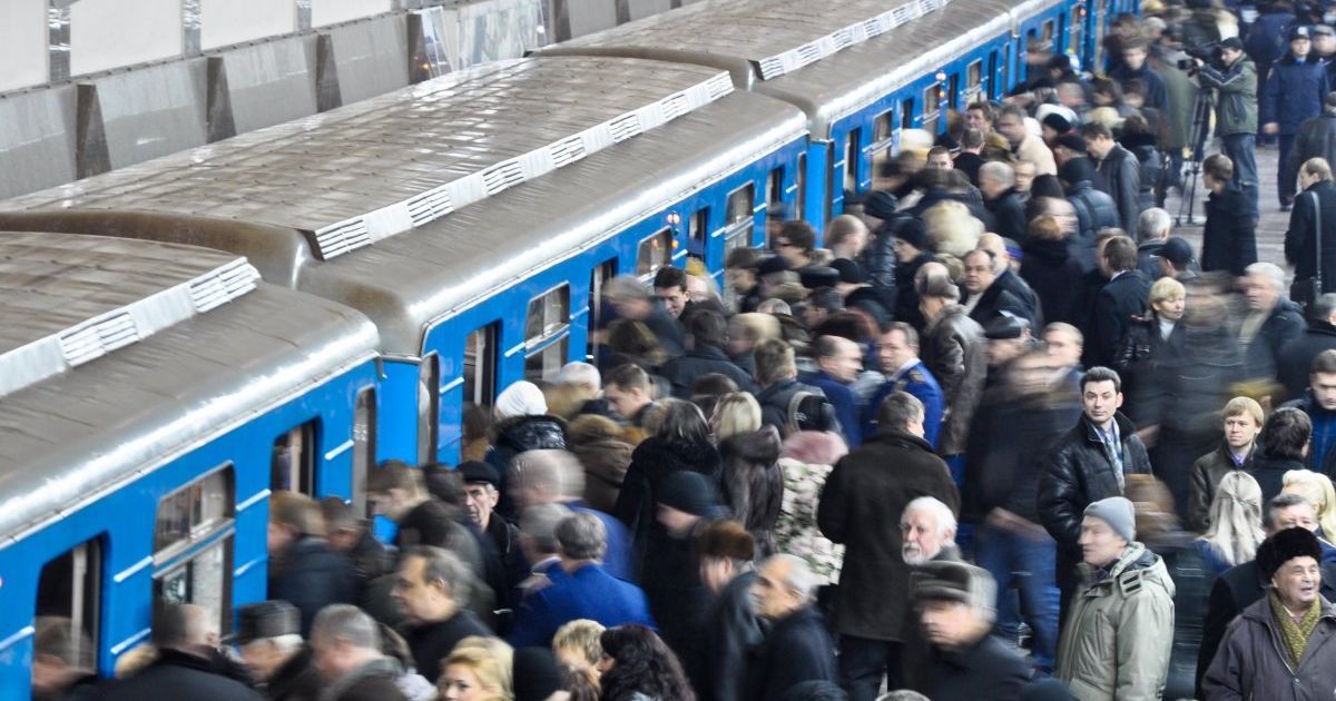 Киевское метро затапливает. Давка в метро. Метро Украины. Недавние метро.