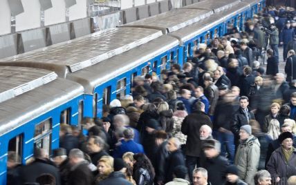 Киевское метро частично приостановило работу из-за падения человека