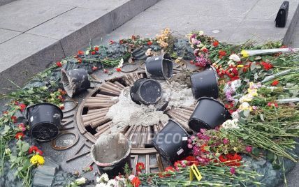 У Мережі з’явилося відео, як вандали заливають бетоном Вічний вогонь у Києві