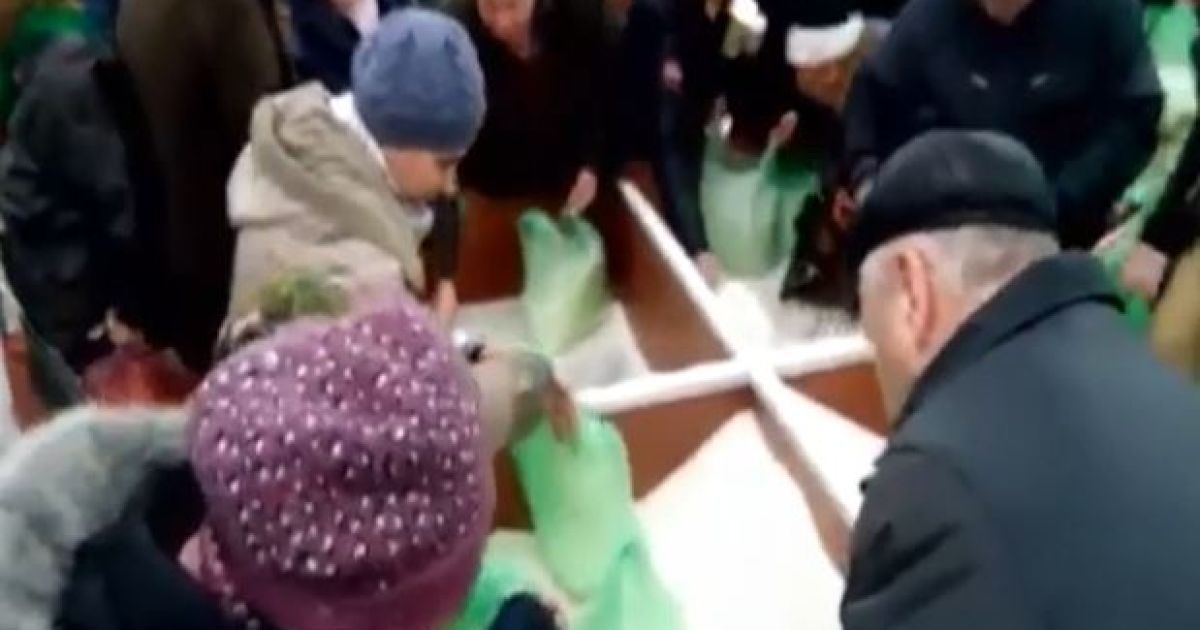 Люди дарма змітають з полиць продукти, вважають експерти