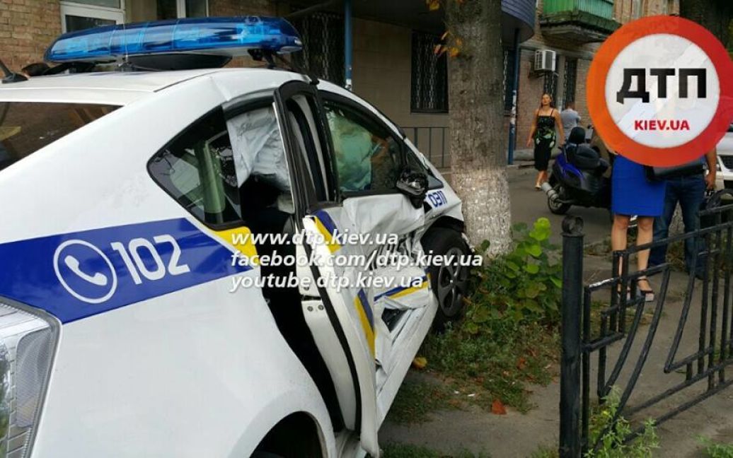 Chevrolet не розминувся із патрульною автівкою / © facebook/dtp.kiev.ua