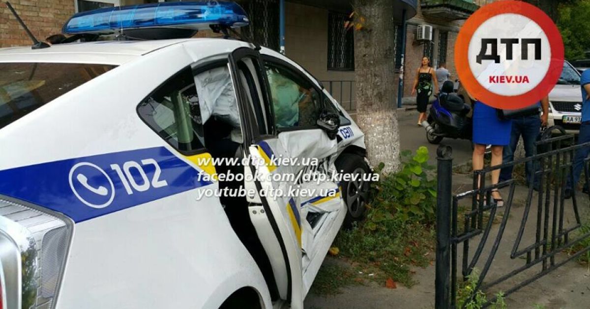 Chevrolet не разминулся с патрульной машиной / © facebook/dtp.kiev.ua