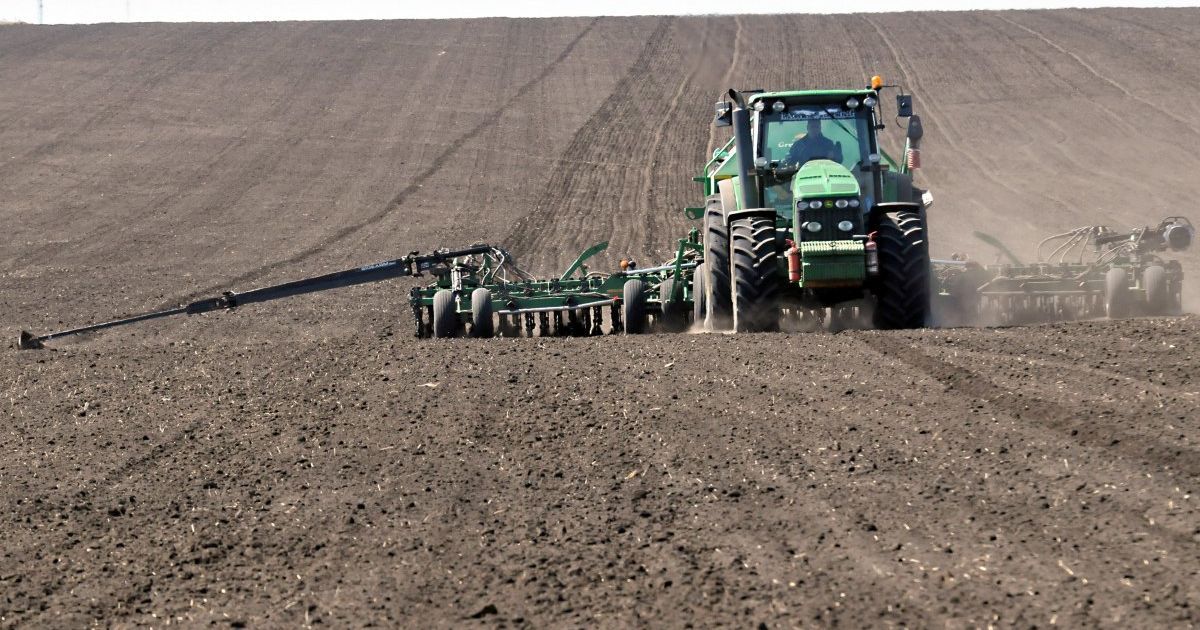 В Черниговской области мужчину зажало частями механизма трактора