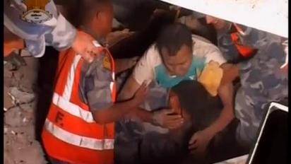 Під завалами у Непалі знаходять вцілілих людей