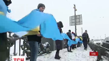 В столице объединили два берега Днепра украинским флагом
