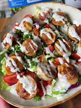 Салат с жареными пельменями instagram.com/diana_kulikovska