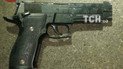 В Киеве нетрезвый мужчина с пистолетом угрожал детям