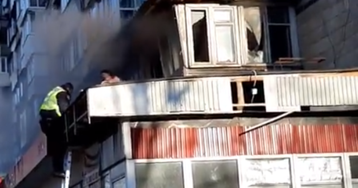 Получит 25 тысяч: что известно о герое, спасшем женщину из охваченной пламенем квартиры в Киеве