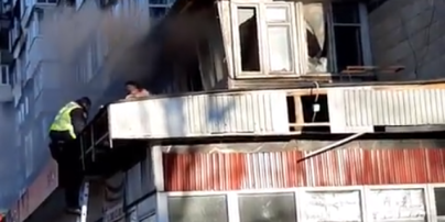 Получит 25 тысяч: что известно о герое, спасшем женщину из охваченной пламенем квартиры в Киеве